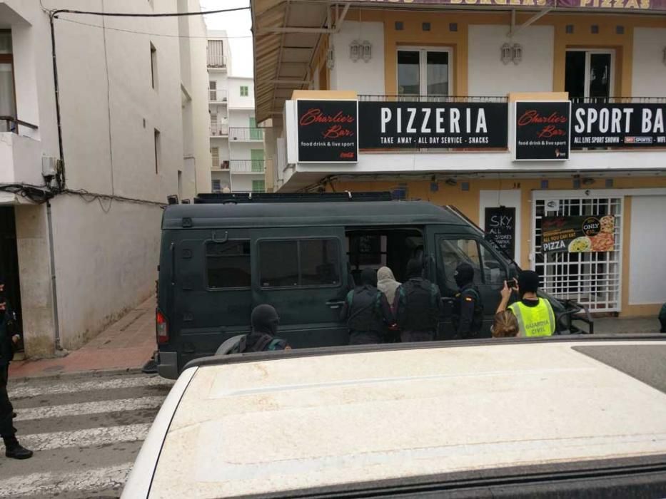 Agentes durante el registro de la primera de las viviendas en la calle Cervantes.