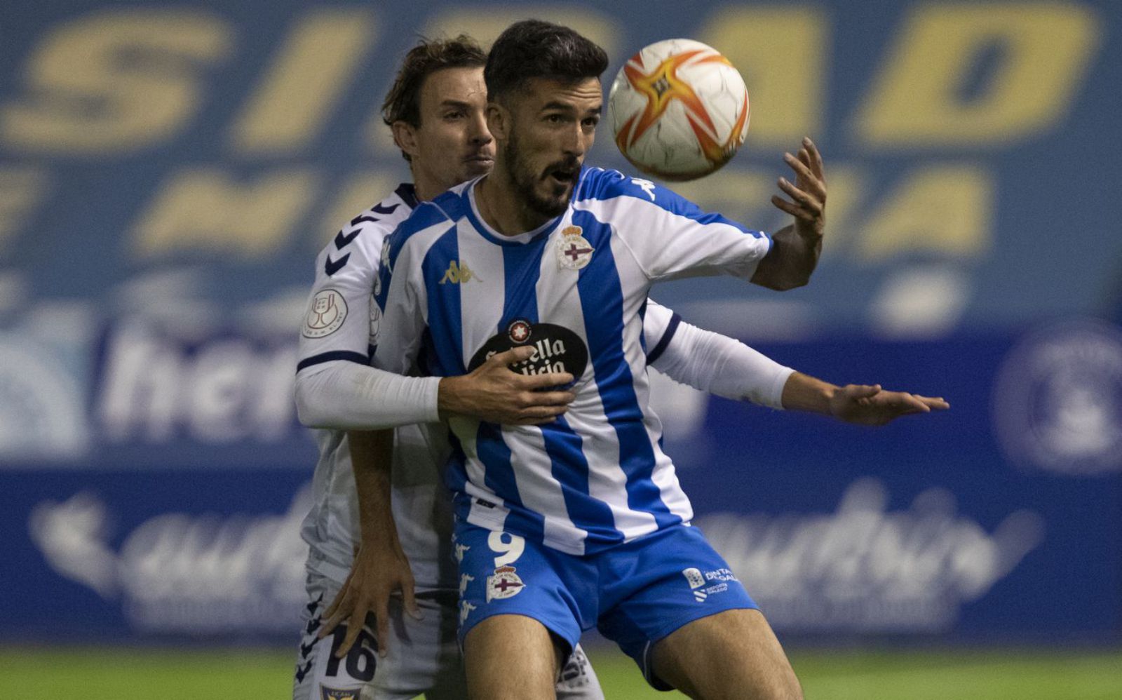 Alberto Quiles controla un balón ante la oposición de un defensa de los murcianos. |  // LOF