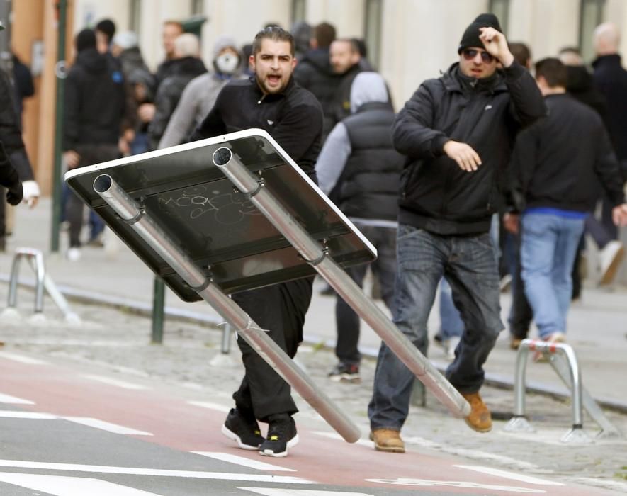 Un grupo de ultras de extrema derecha han tratado de sabotear una concentración pacífica en recuerdo a las víctimas de los atentados en la Plaza de la Bolsa de Bruselas.