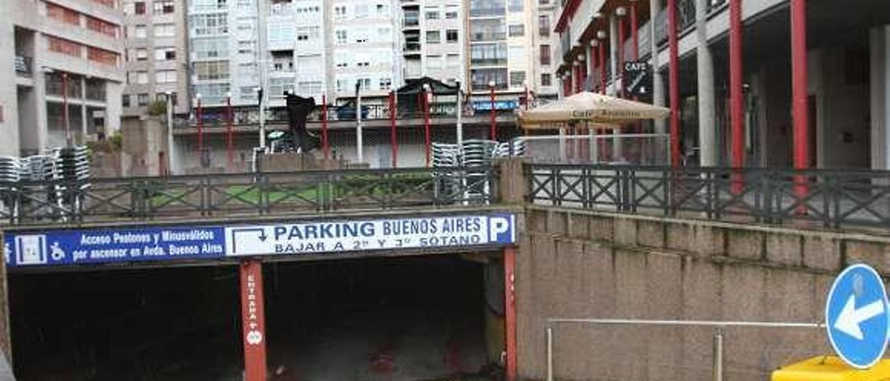 Entrada al parking subterráneo, en la plaza de San Antonio. // Iñaki Osorio