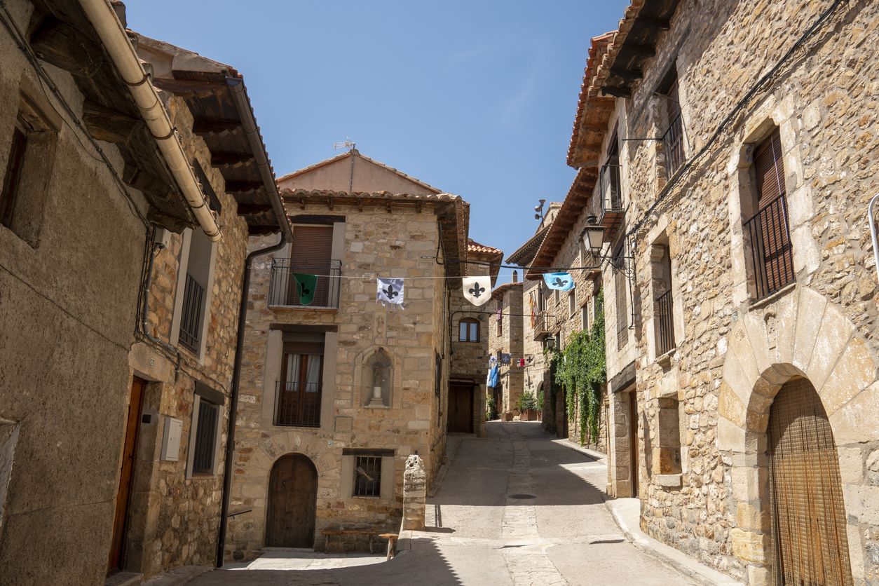 Con un conjunto monumental único, el pueblo está declarado Bien de Interés Cultural.