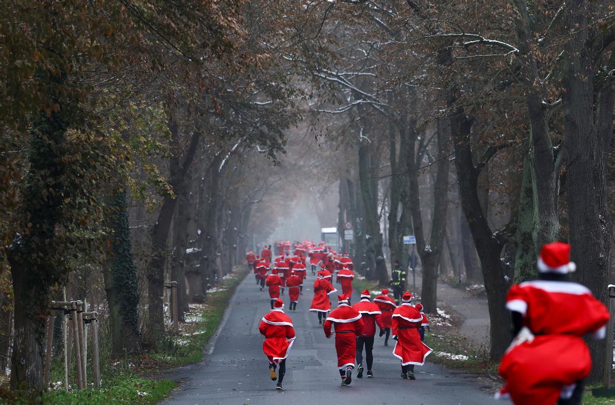 Carrera multitudinaria de papas Noel en Michendorf (Alemania)