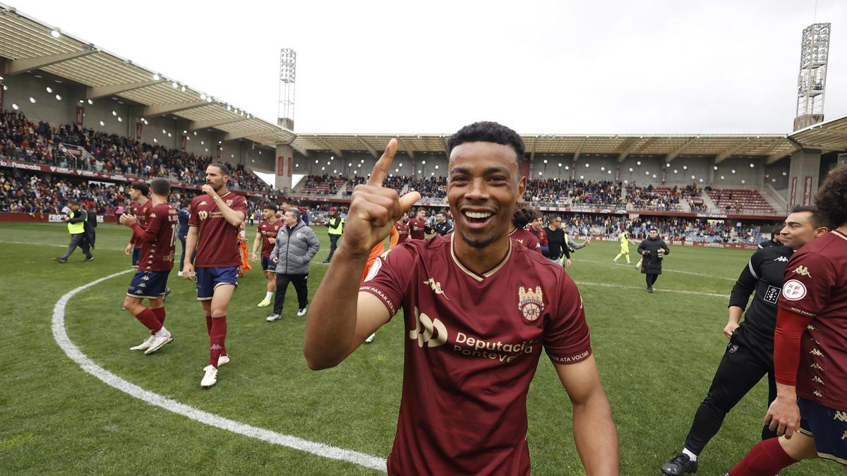 Dálisson celebra el ascenso tras la victoria en el campo de Pasarón ante el Laredo.