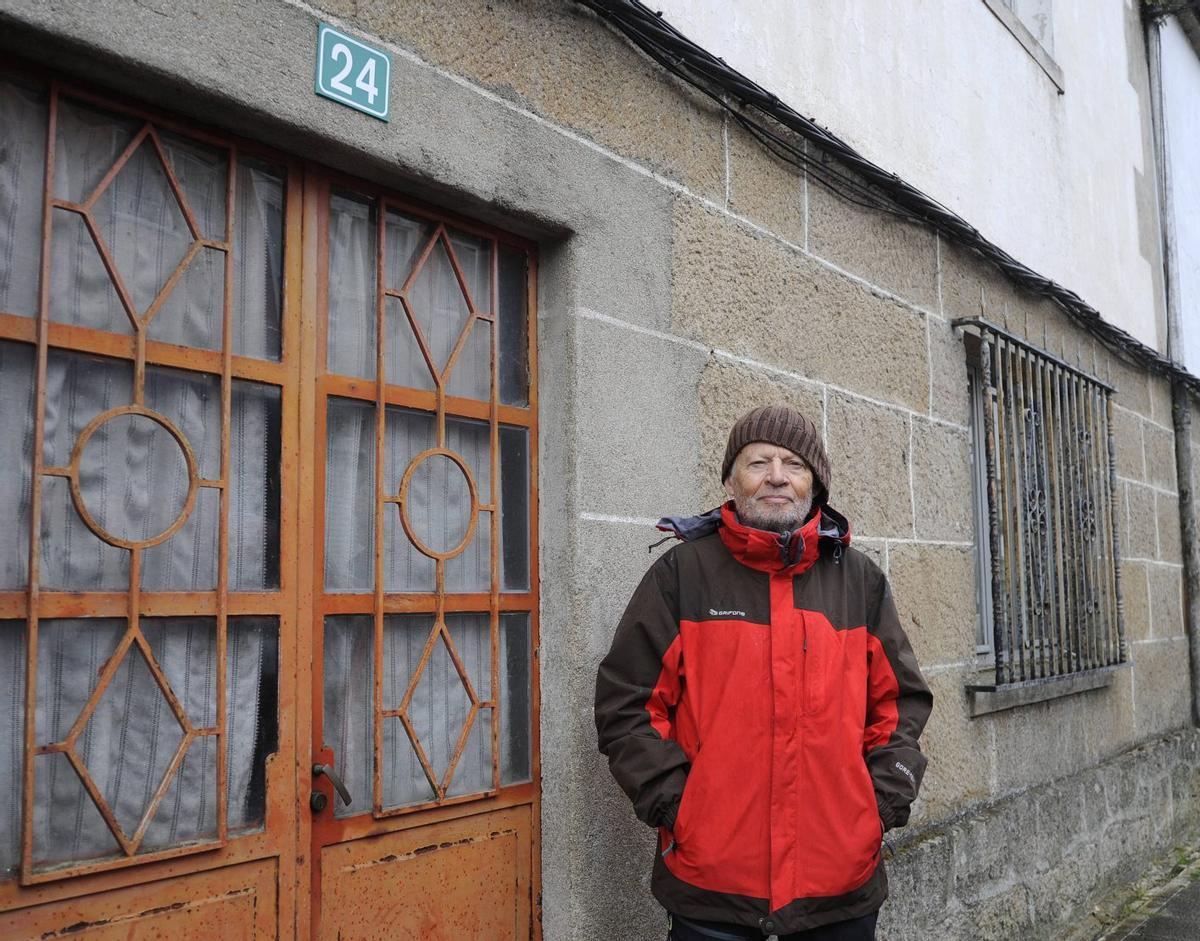 José Antonio del Valler, hermano de Teófilo del Valle Pérez, primera víctima de la Transición, junto a la casa de As Baratas, en Silleda en la que cree que vivió con su familia.