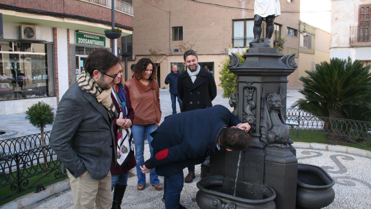 El alcalde, Diego José Mateos, bebía de uno de los grifos de la Fuente del Negrito que después de casi una década volvía a tener agua.