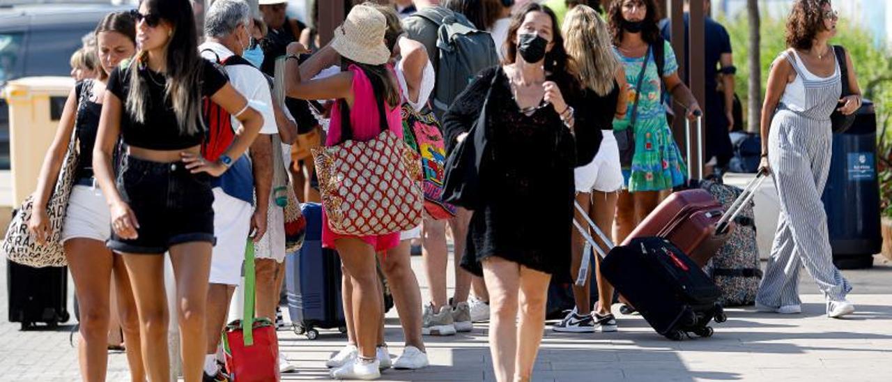 Turistas en el puerto de es Botafoc a principios de este mes de agosto. | TONI ESCOBAR