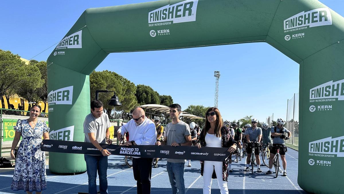 La carrera ultraciclista 'Madrid to Barcelona' arranca en Vicálvaro