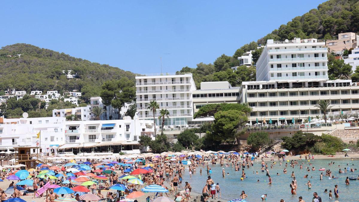 Cala Llonga beach in the middle of the tourist season.