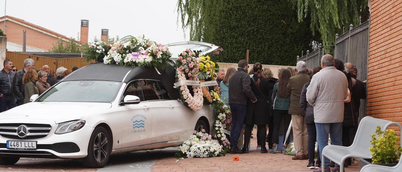 VÍDEO | Roales arropa a la familia de Arancha en su último adiós