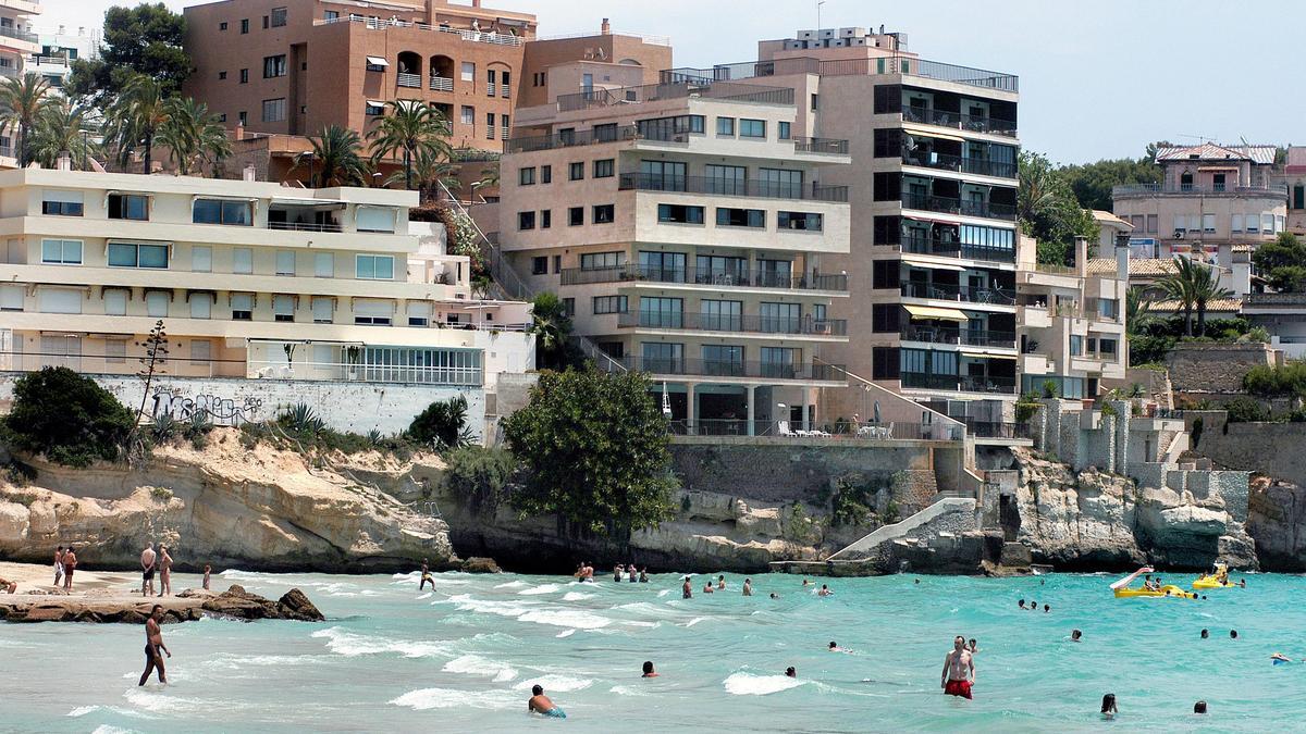 Archivo - Playa de Cala Mayor, una playa en Baleares, turistas, costa, mar. Archivo.