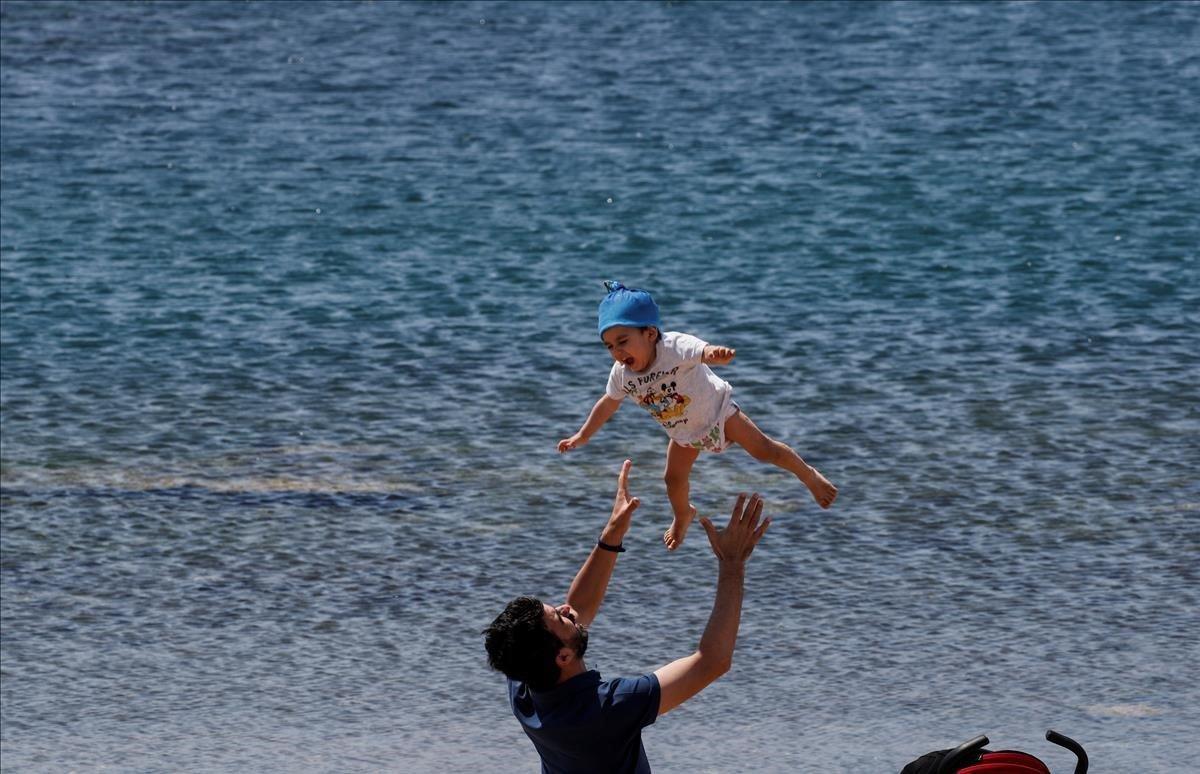 Desescalada para que los niños puedan salir cuatro horas al día.