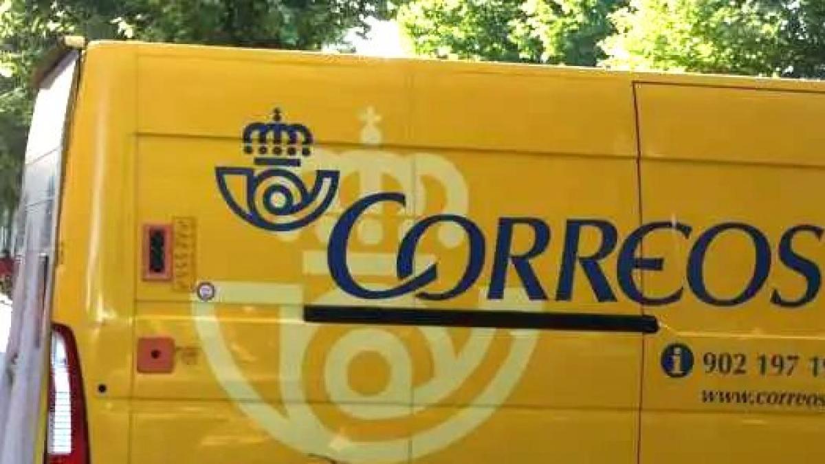Una furgoneta de Correos, en una imagen de archivo.