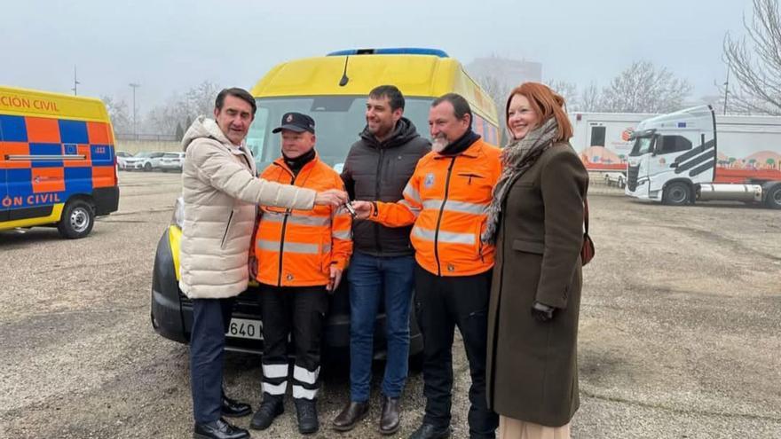 El consejero de Medio Ambiente entre el vehículo a Protección Civil de Alcañices | CHANY SEBASTIÁN