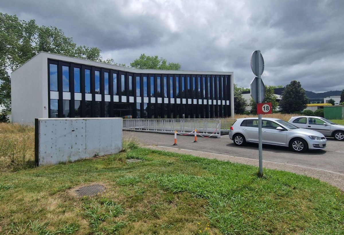 El edificio de Llanera al que el Centro Comunitario de Sangre y Tejidos tiene previsto trasladarse. | LNE