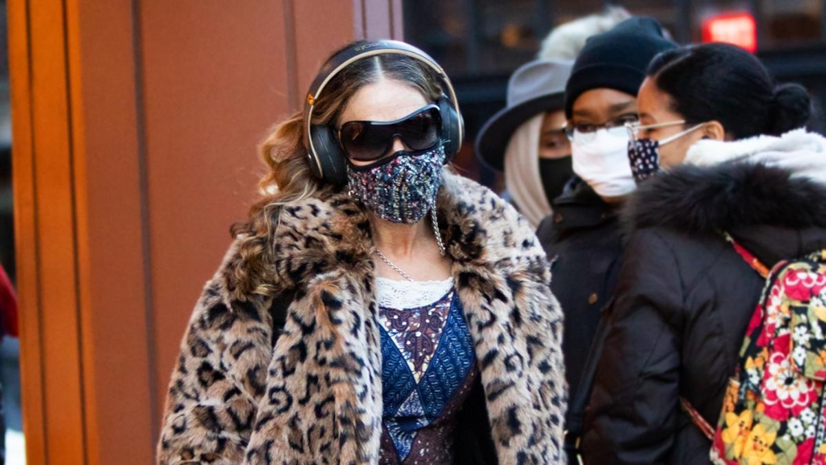 Sarah Jessica Parker saliendo de su tienda neoyorkina de zapatos con abrigo animal print, vestido y leggins