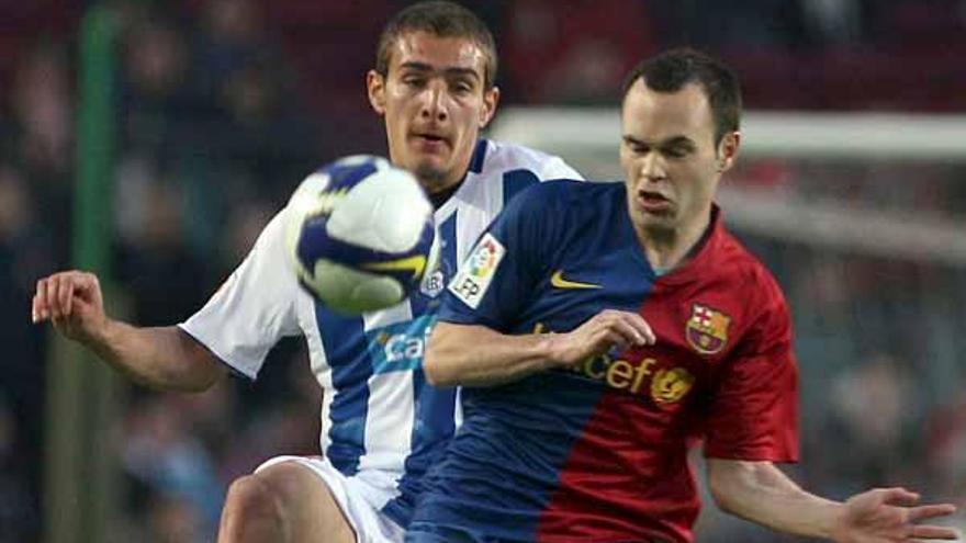 Iniesta intenta controlar el esférico, durante el partido de ayer en el Camp Nou