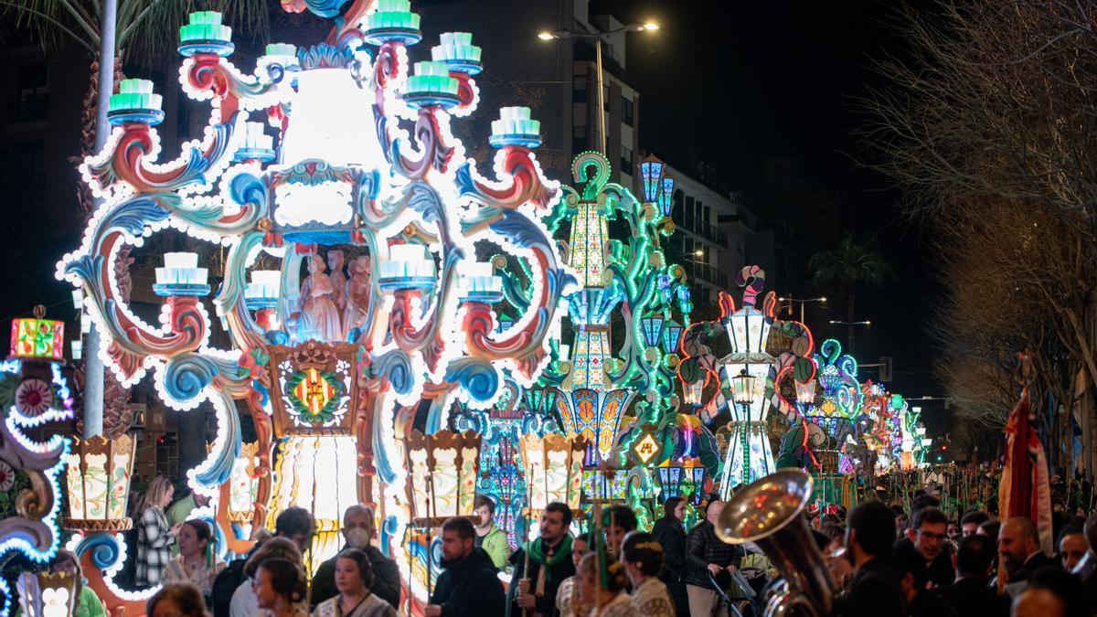 Gaiatas preparadas antes de iniciar el desfile en la noche del tercer domingo de Cuaresma.