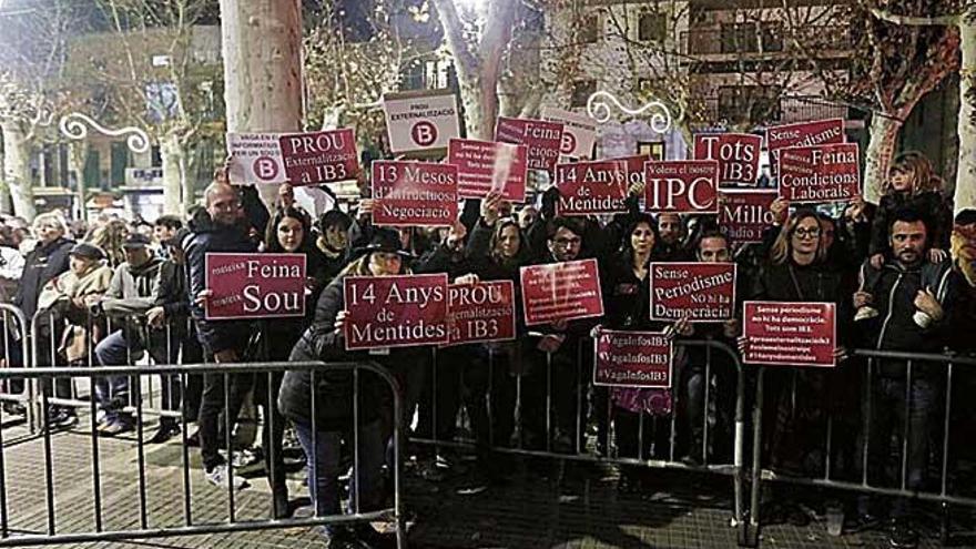 Protesta de trabajadores de IB3 en los actos por Sant Antoni de sa Pobla.