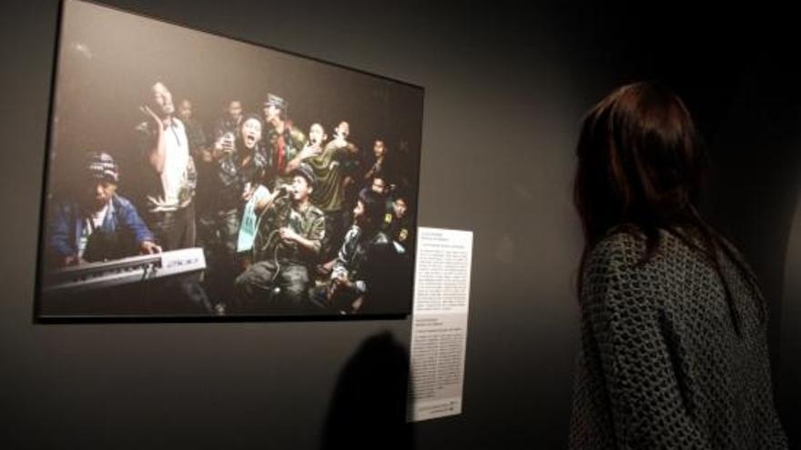 Una noia observa una de les fotografies premiades pel World Press Photo