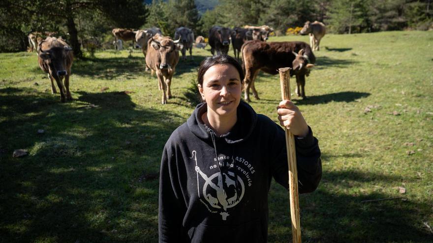 Martina Marcet, ahir amb el seu ramat de vaques a l’explotació de Cal Roio de la Nou de Berguedà