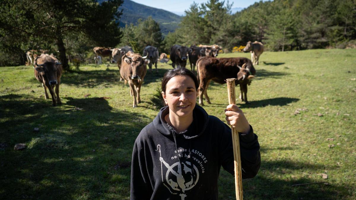 Martina Marcet, ahir amb el seu ramat de vaques a l’explotació de Cal Roio de la Nou de Berguedà