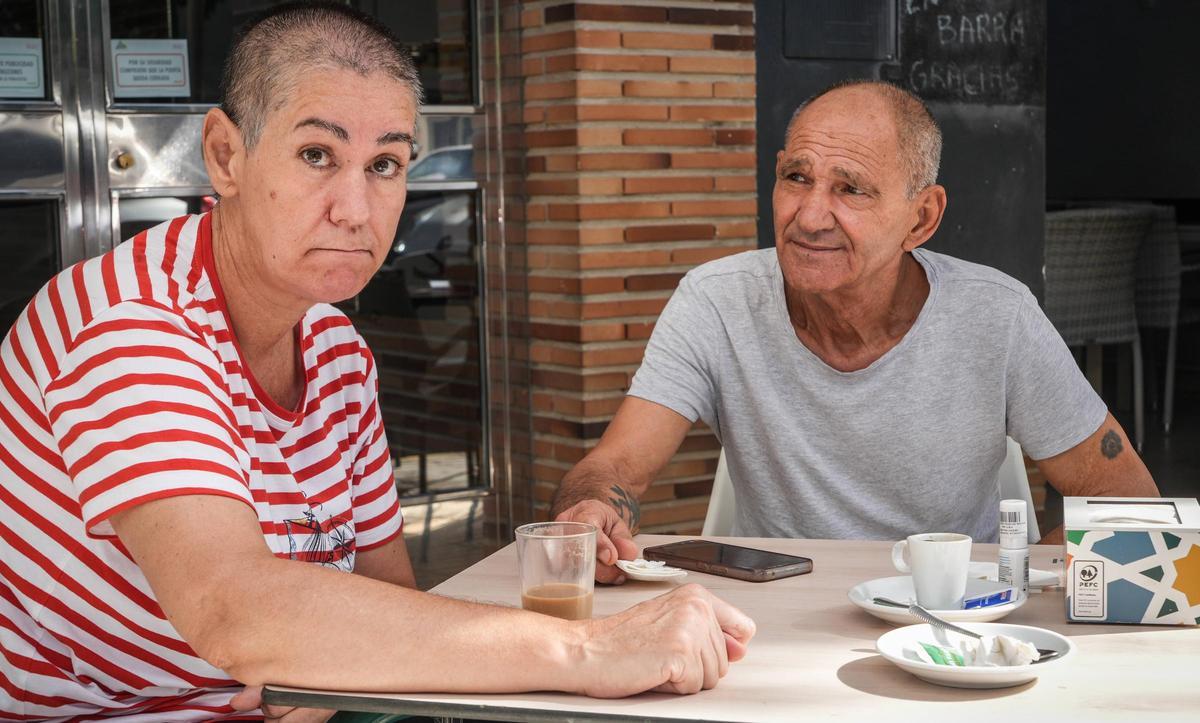 Carmen junto a su amigo y cuidador Miguel Ángel, en Badajoz.