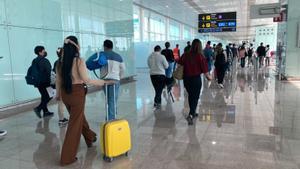 Archivo - Pasajeros en el aeropuerto de Barcelona-El Prat.