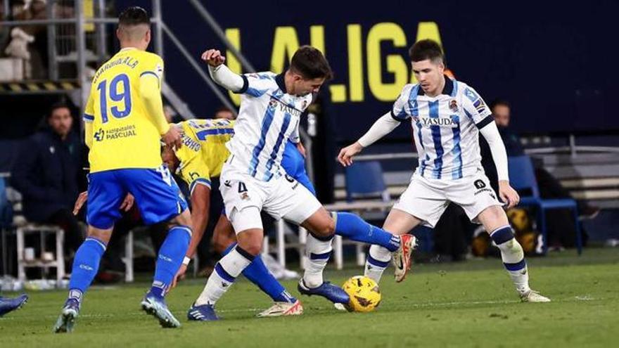 La Real Sociedad se atasca en Cádiz