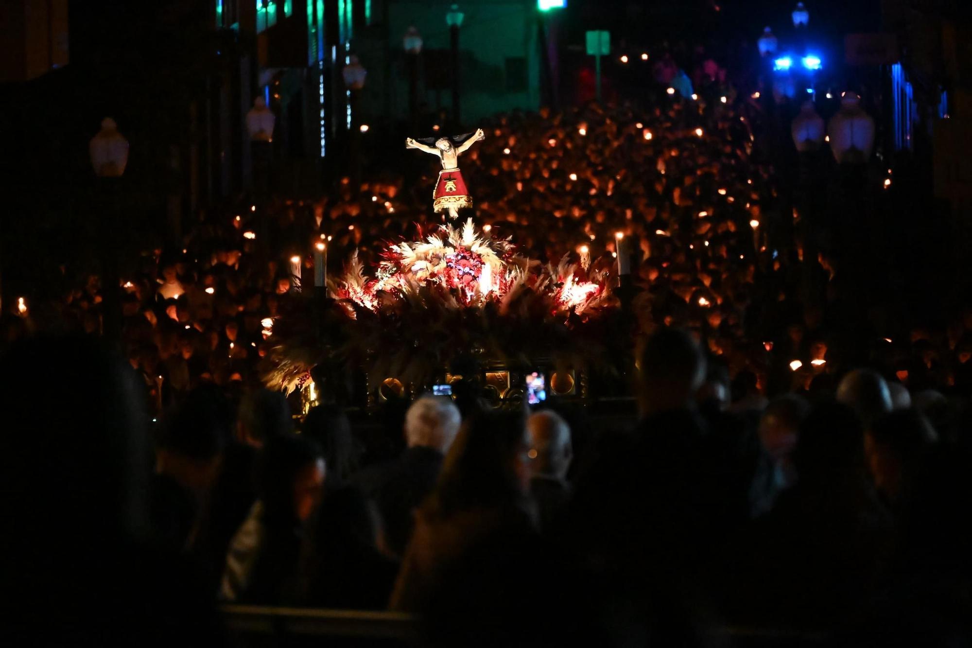 Miles de personas arropan al Cristo de Zalamea en Elche