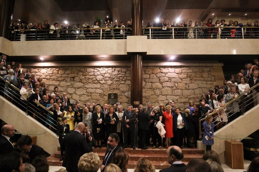 Salida de los Reyes, saludando a la gente, del concierto de los Premios Princesa