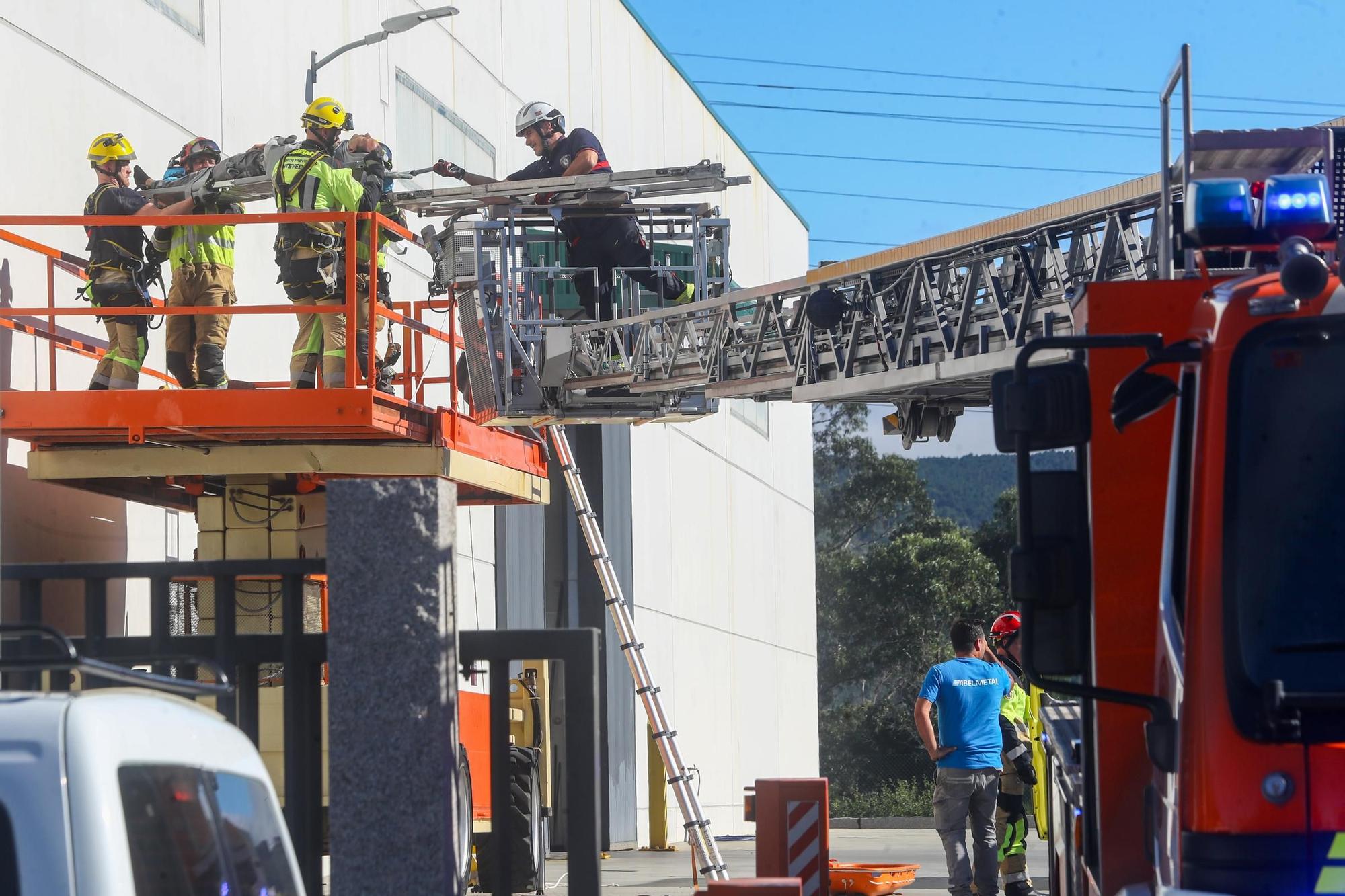 Rescate y evacuación de dos heridos al ceder un plataforma elevadora en Vilagarcía