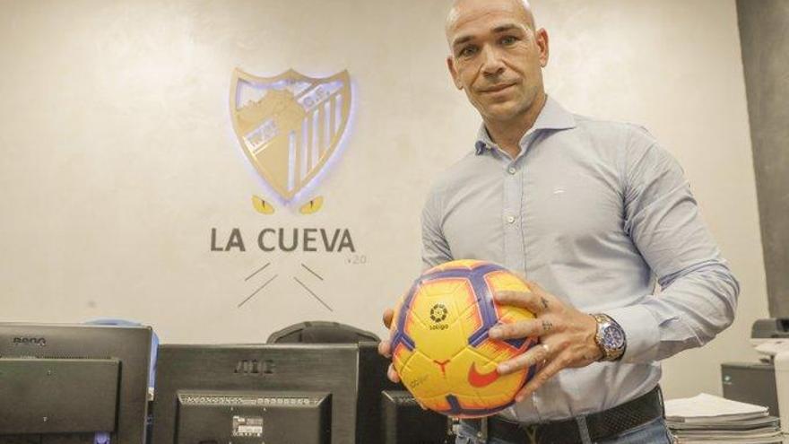 El máximo responsable del Área Deportiva, Manolo Gaspar, en su despacho de La Rosaleda.
