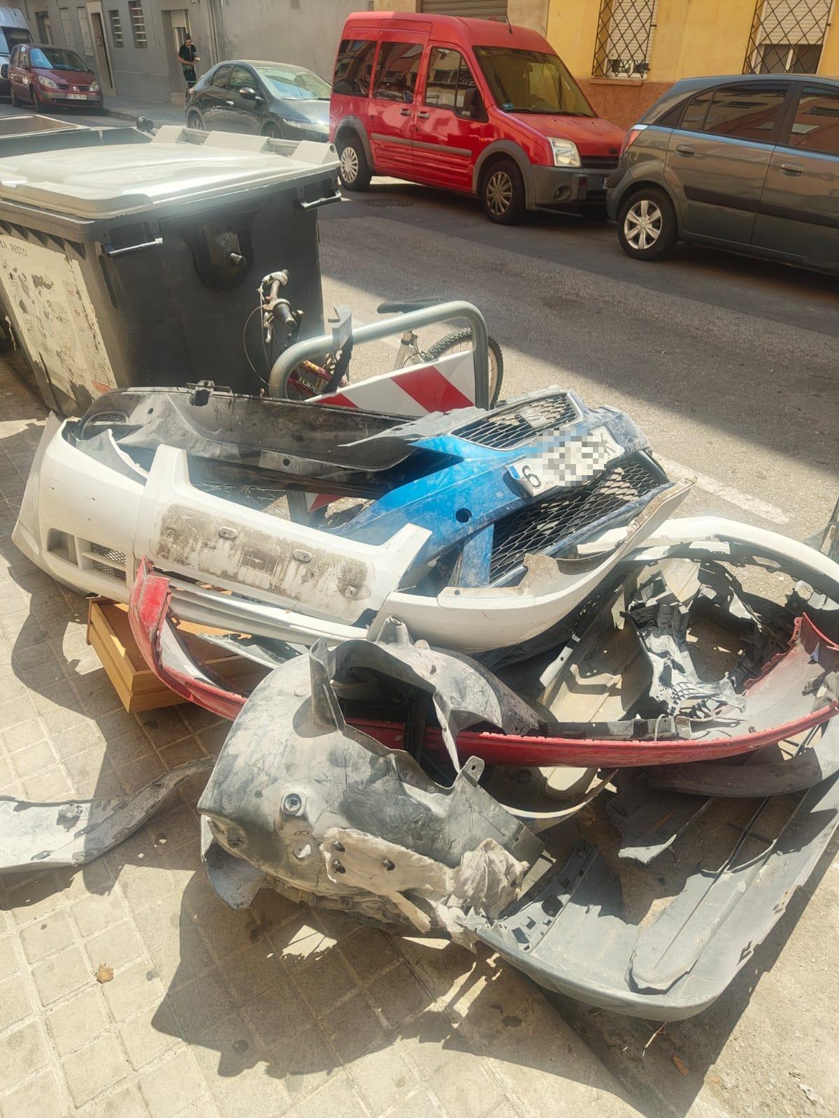Restos de coches desguazados en los contenedores de la zona cercana a Picayo