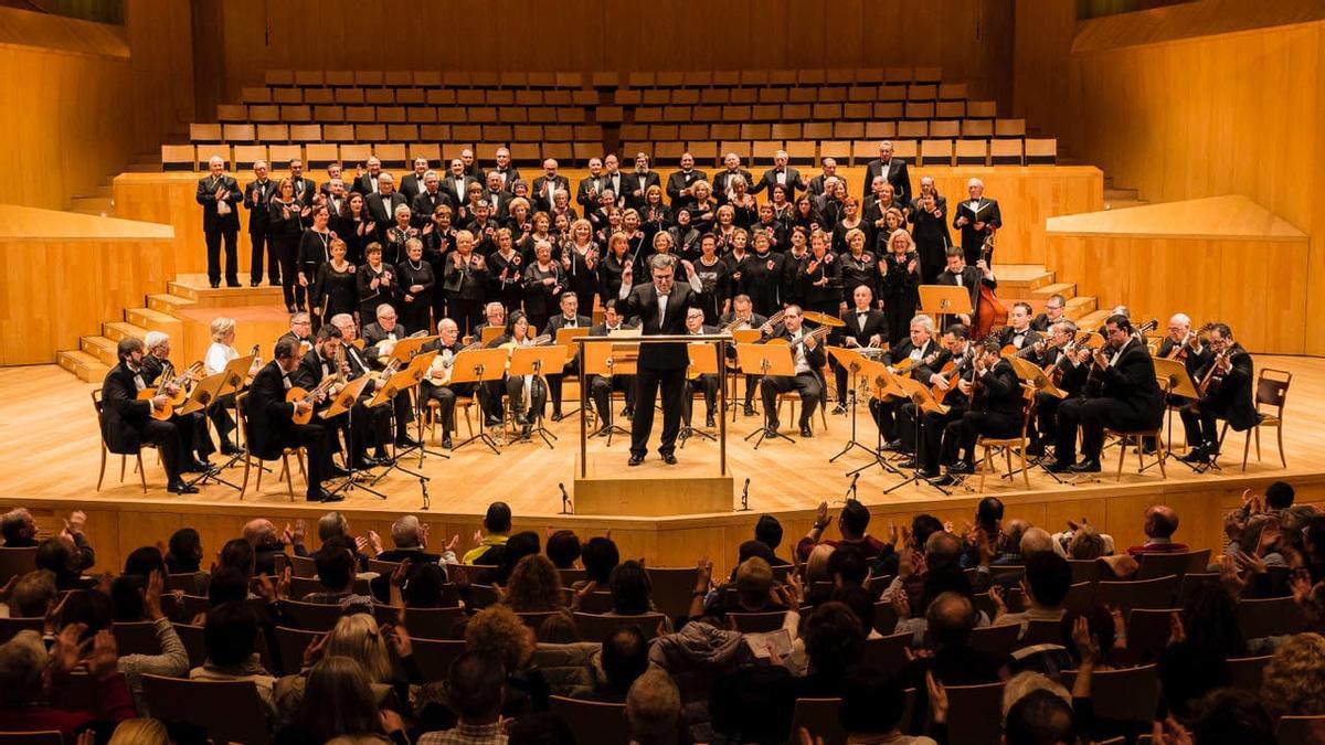 La Orquesta Laudística Harmonía está dirigida por Fernando Sanz y formada por 40 instrumentistas.