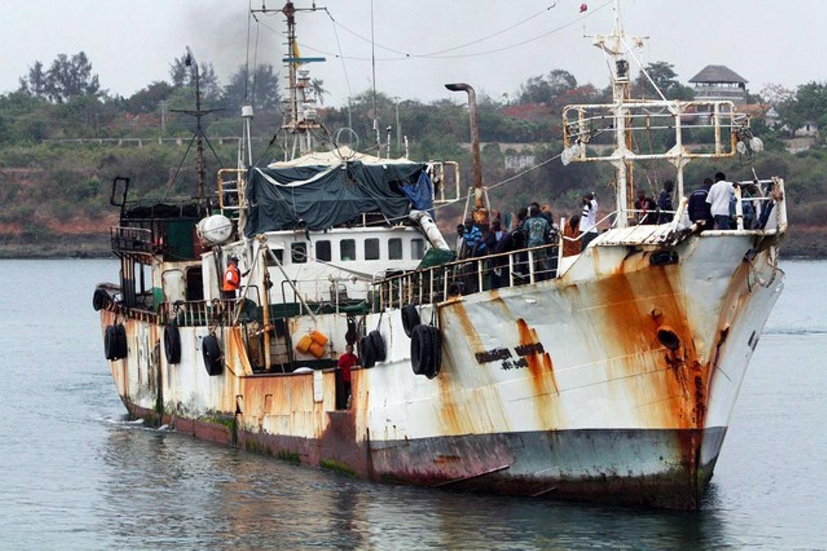 El pesquer sud-coreà ’Geummi 305’, que la setmana passada va ser alliberat després de quatre mesos en mans de pirates somalis, entra al port kenyà de Mombasa.