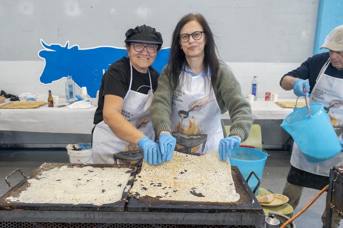 A concelleira Mónica González (dereita) cunha filloeira
