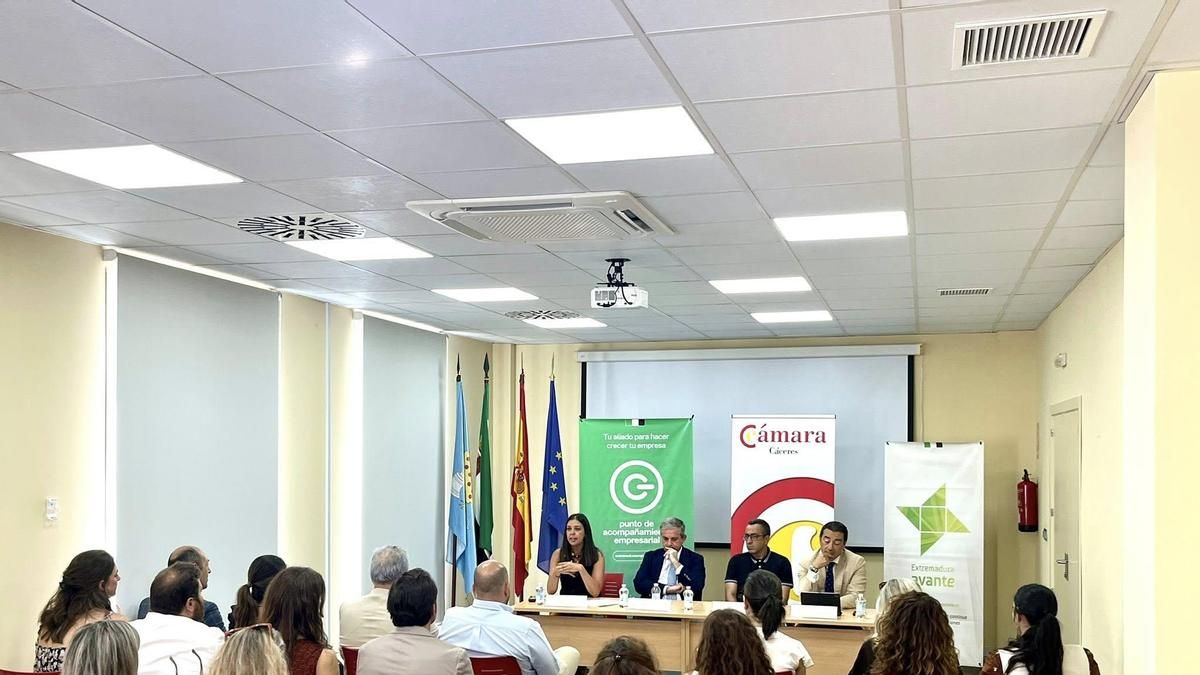 Autoridades, empresarios, autónomos y emprendedores, hoy, en la inauguración del PAE en Navalmoral.