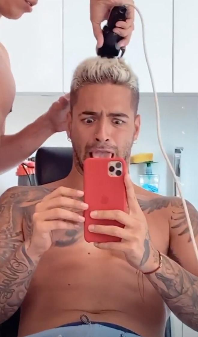 Maluma rapándose el pelo