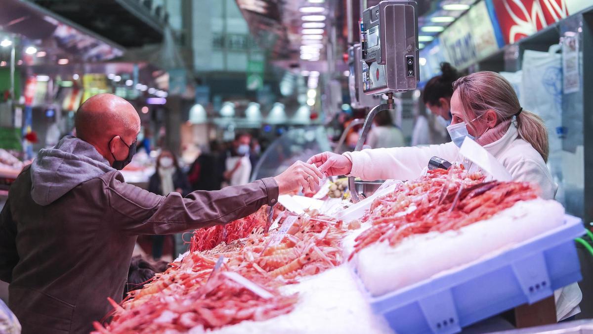 La UCV hará test de antígenos gratis a los vendedores del Mercat Central