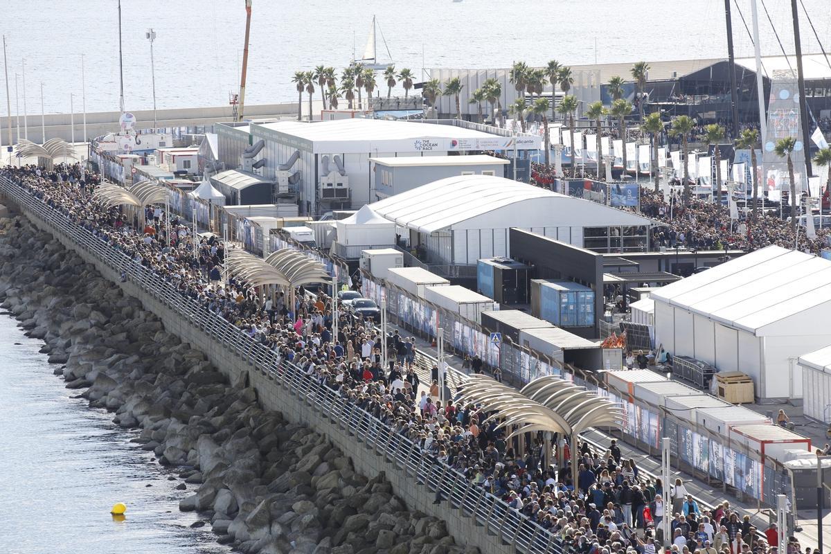 Espectadores en el paseo volado de la playa del Postiguet