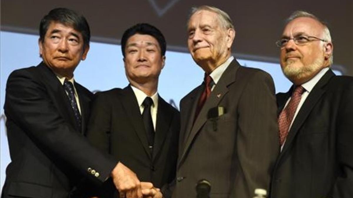 El asesor especial del primer ministro de Japón y el representante de Mitsubishi Motors se estrechan la mano con James Murphy, exprisionero de guerra estadounidense, durante el acto que tuvo lugar el domingo en los Angeles.