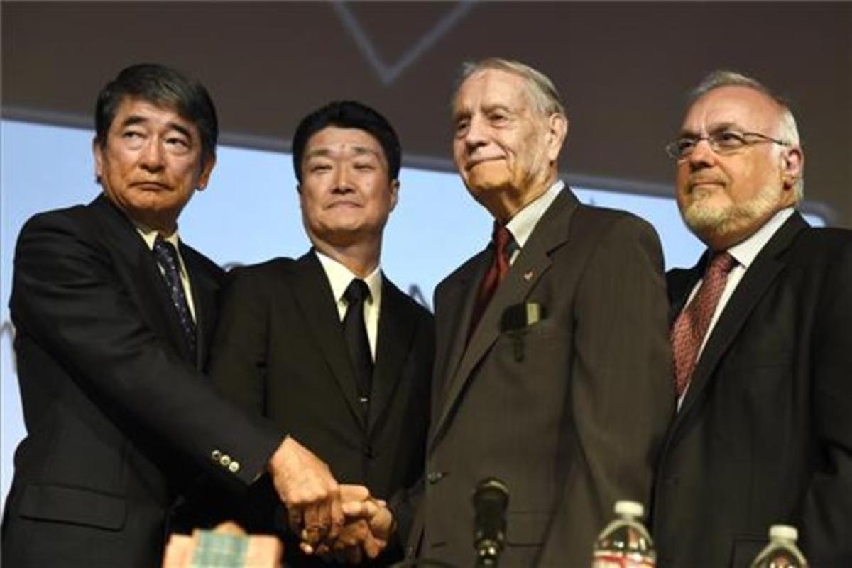 L’assessor especial del primer ministre del Japó i el representant de Mitsubishi Motors s’estrenyen la mà amb James Murphy, expresoner de guerra nord-americà, durant l’acte que va tenir lloc diumenge a Los Angeles.