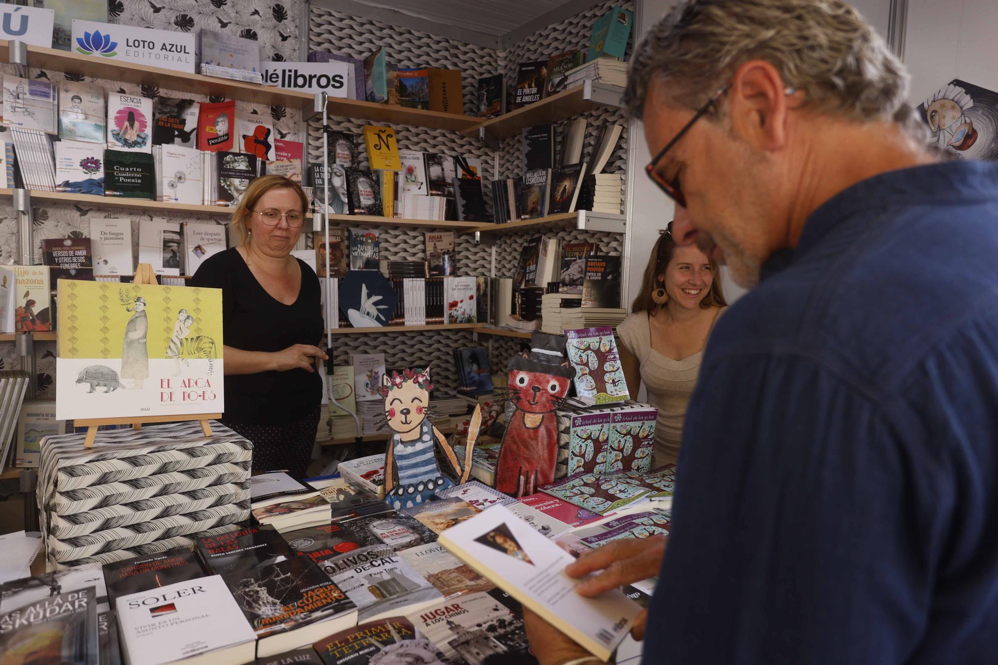 Llenazo de domingo en la Fira del Llibre