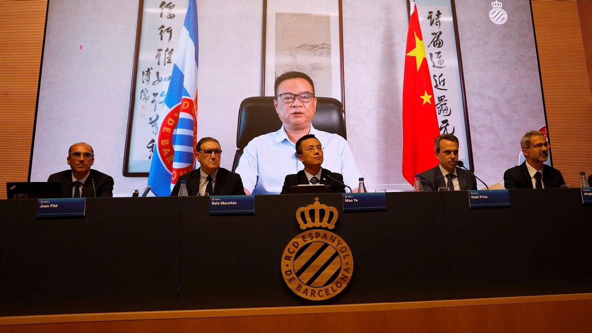 Un momento de la junta extraordinaria del Espanyol del viernes con el discurso telemático de Chen Yansheng.