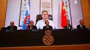 Un momento de la junta extraordinaria del Espanyol con el discurso telemático de Chen Yansheng.