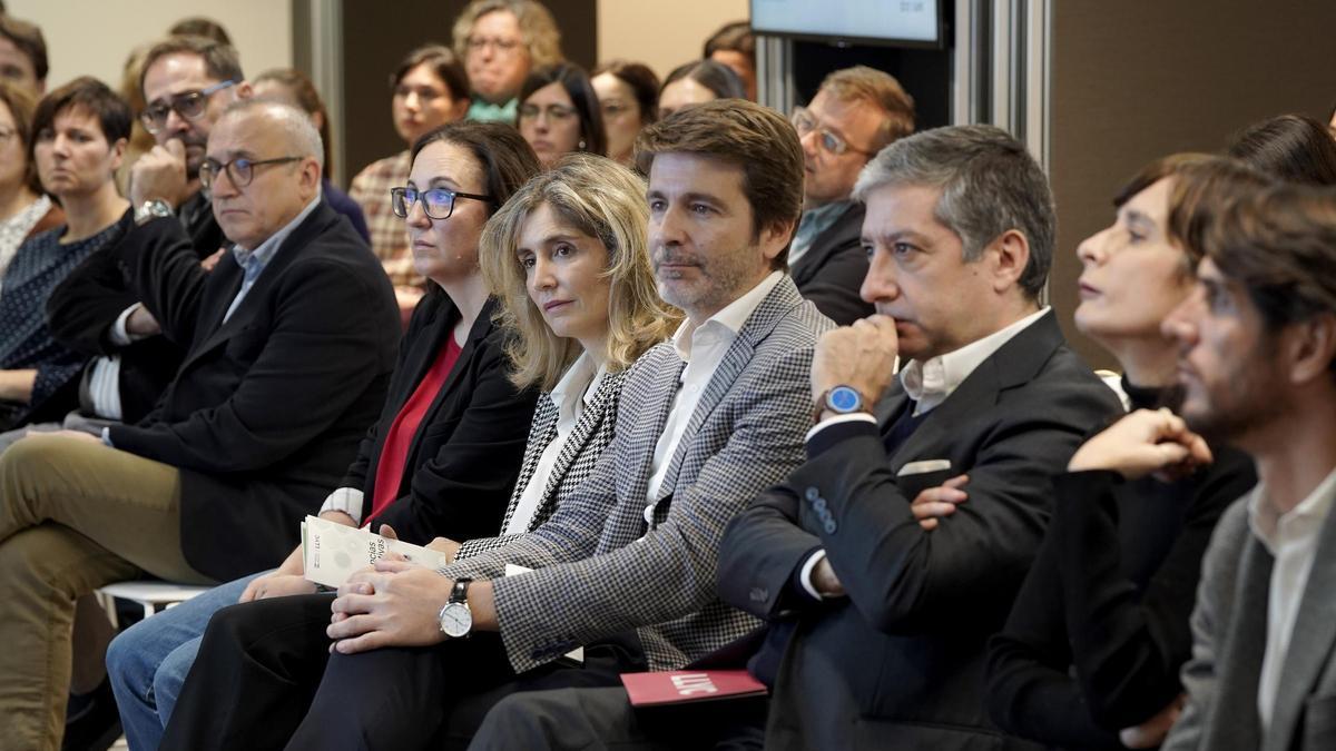 De izquierda a derecha Merche García, Coordinadora del Estudio de Tendencias; Armando Huerta, director de El Periódico de España; Ferrán Boiza, director adjunto de elperiodico.com; Gemma Robles, directora de la red de Contenidos de Prensa Ibérica; Ainhoa Moll Sarasola, directora editorial de Prensa Ibérica; Sergi Guillot, director general de Prensa Ibérica; Luis Miguel Peña, socio y CEO Europa de LLYC; Anna Doménech, Directora de Marca de Prensa Ibérica y Juan Eduardo Hernández, gerente Deep Learning de LLYC.