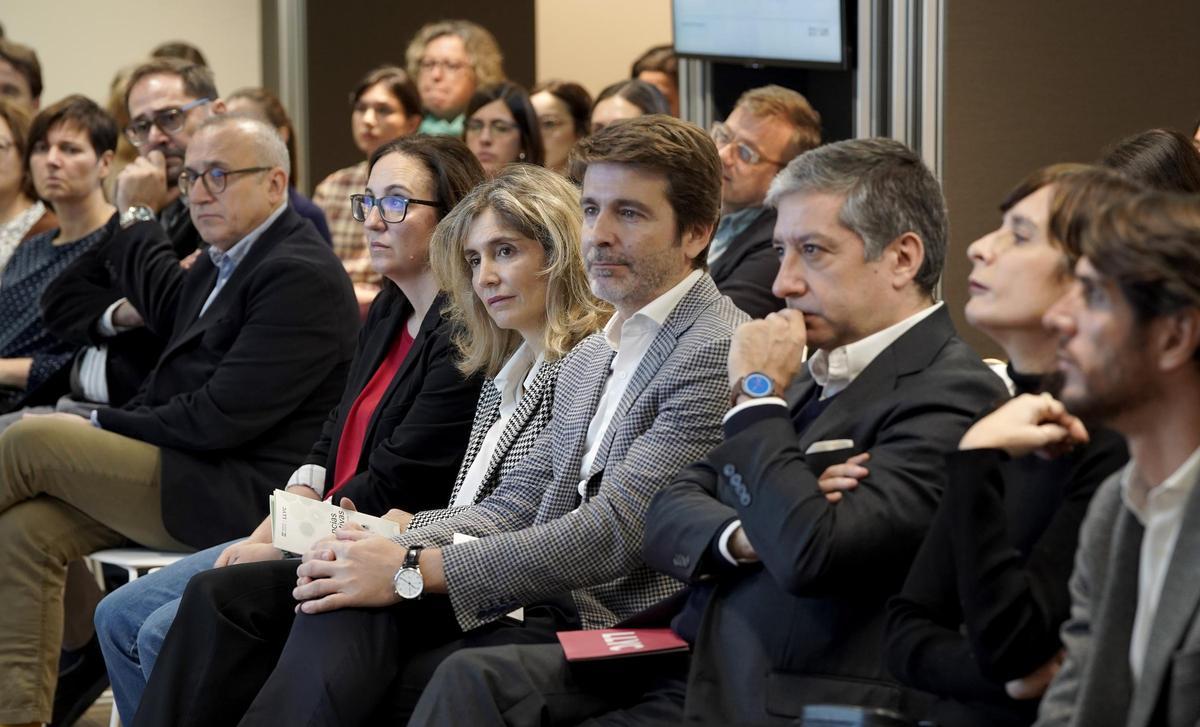 De izquierda a derecha Merche García, Coordinadora del Estudio de Tendencias; Armando Huerta, director de El Periódico de España; Ferrán Boiza, director adjunto de elperiodico.com; Gemma Robles, directora de la red de Contenidos de Prensa Ibérica; Ainhoa Moll Sarasola, directora editorial de Prensa Ibérica; Sergi Guillot, director general de Prensa Ibérica; Luis Miguel Peña, socio y CEO Europa de LLYC; Anna Doménech, Directora de Marca de Prensa Ibérica y Juan Eduardo Hernández, gerente Deep Learning de LLYC.