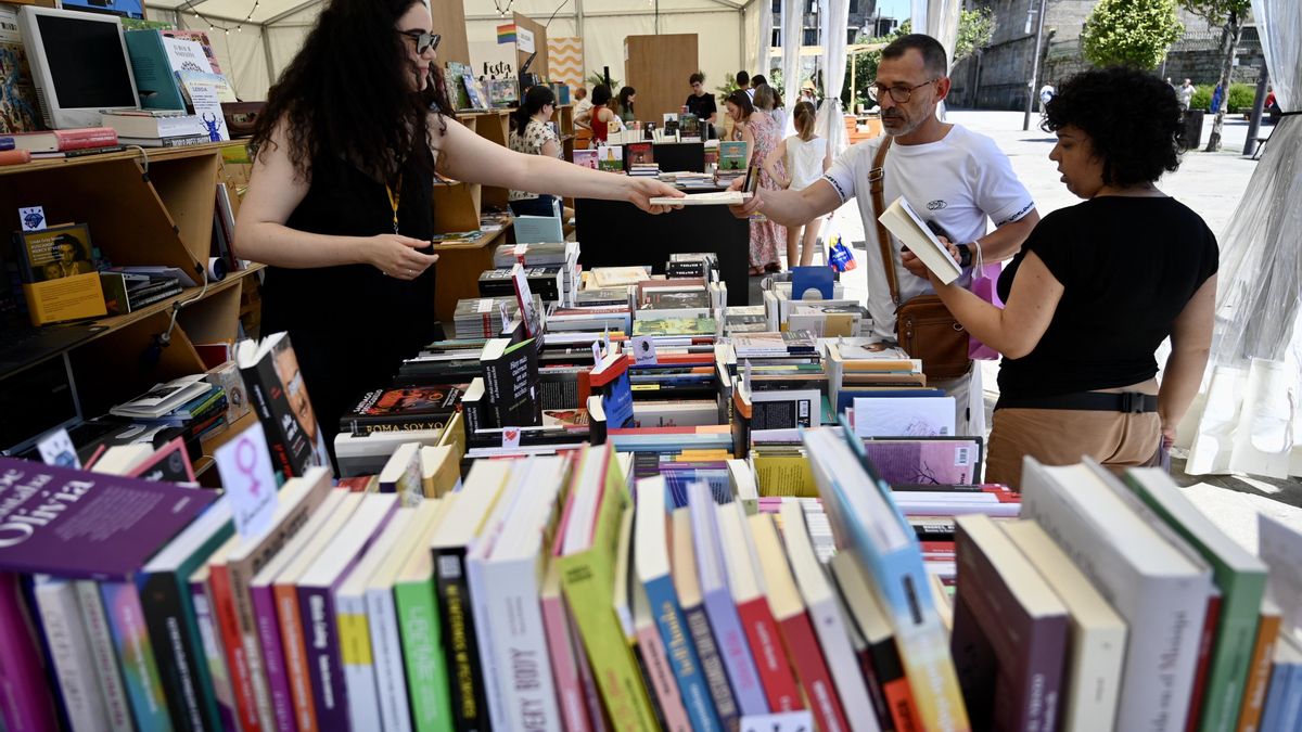 Lectores compran y ojean libros en uno de los puestos de la Festa dos Libros de Pontevedra.