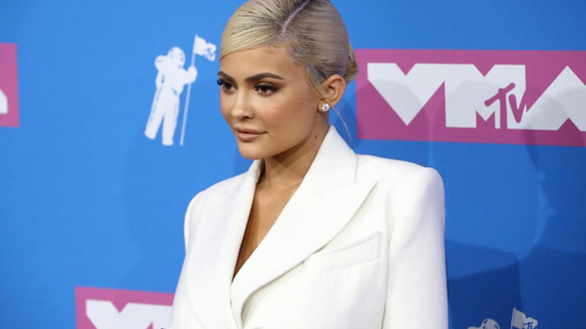 MTV Video Music Awards 2018: Kylie Jenner con moño bajo y vestido blanco de Tom Ford