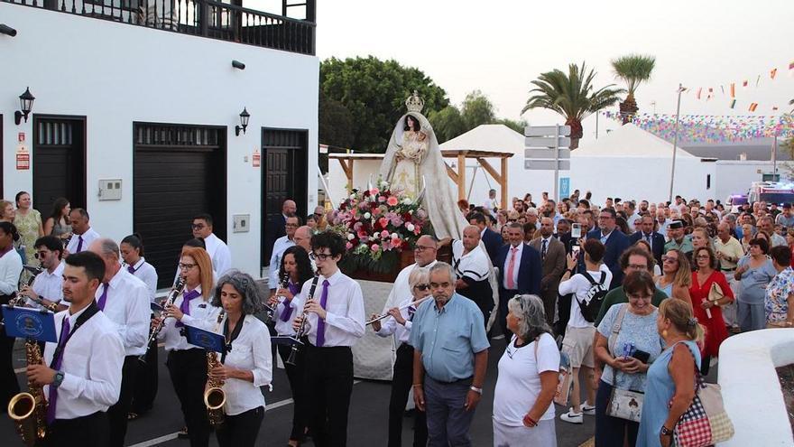 Yaiza se vuelca con la Virgen de Los Remedios en su día grande pese al fuerte calor